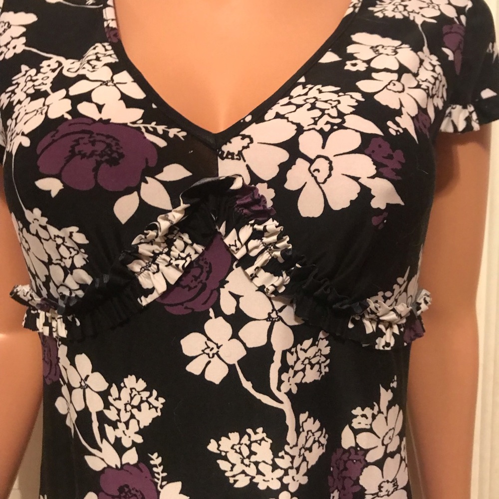 ❌SOLD❌ Black, Purple, White Floral Stretchy Shirt - Picture 5 of 8